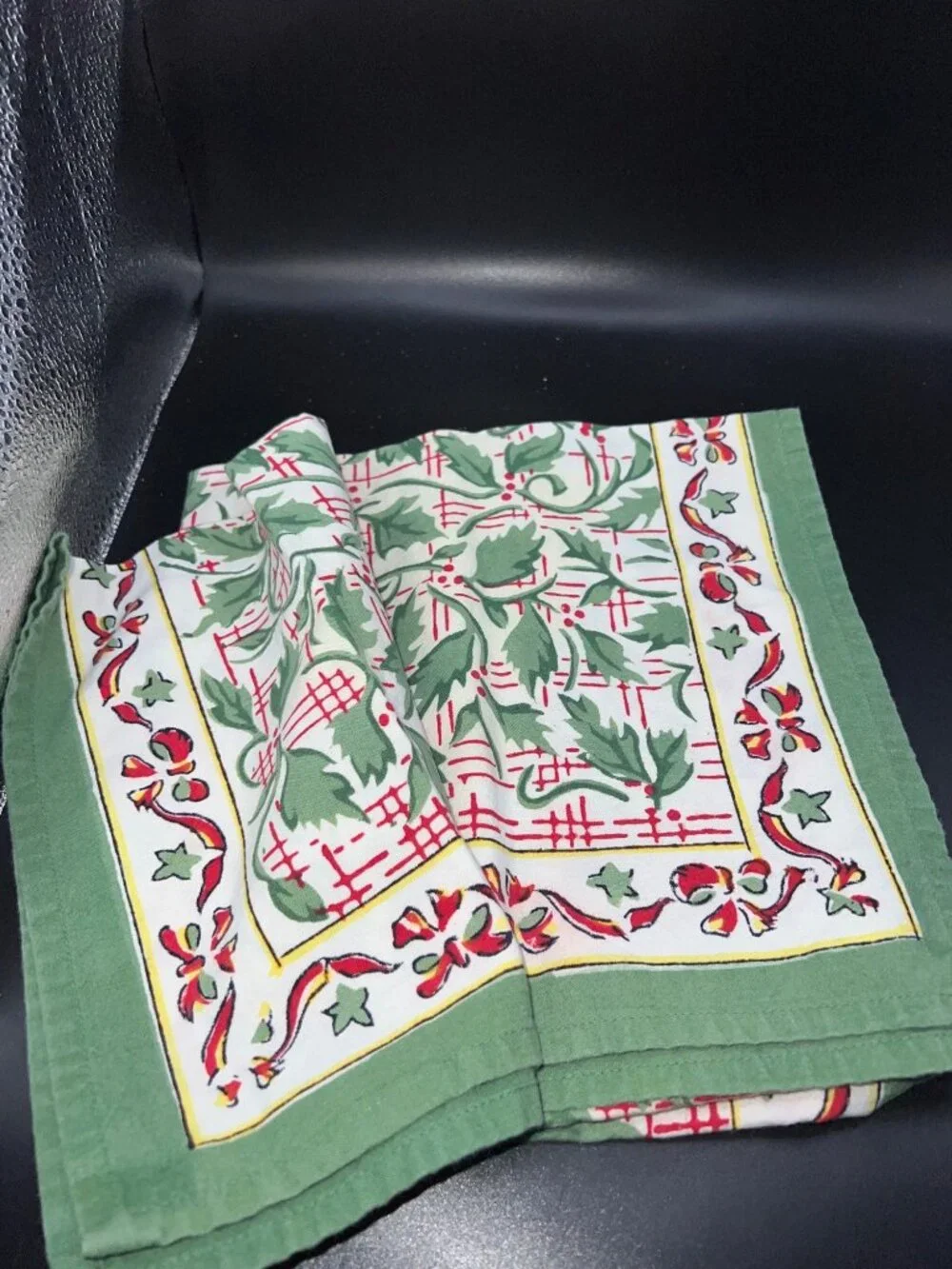 Pomegranate Inc. Cotton Holiday Napkins Green & Red Holly Print - Set of 2 Festi